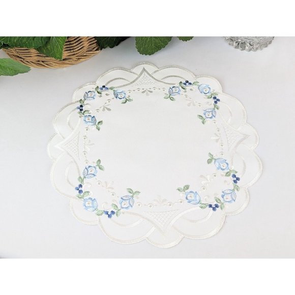White Floral Table Linens Set of 4 Embroidered Spring Flowers Springtime Runner - Picture 4 of 10